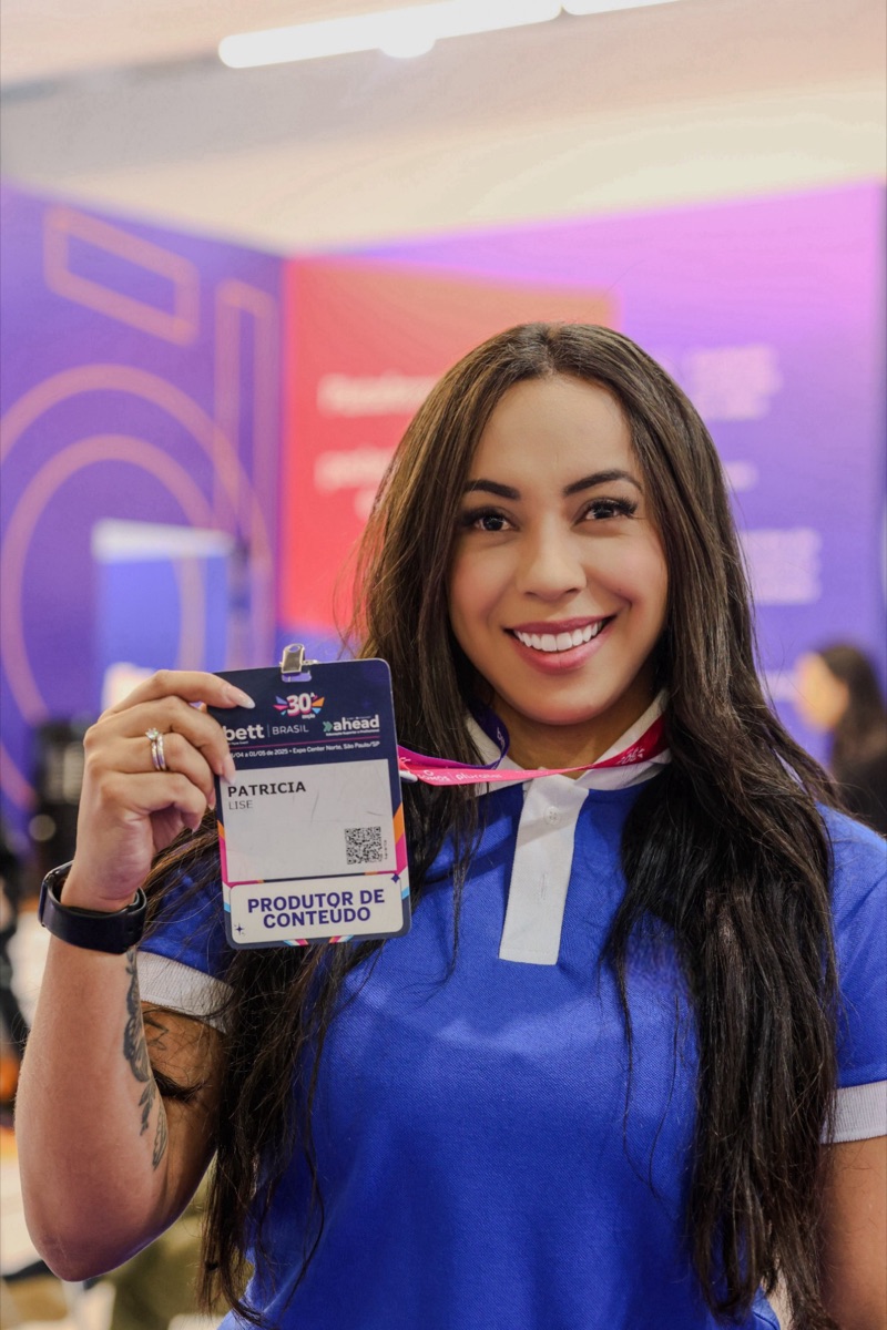 Patrícia Lise · Branding pessoal Patrícia Lise, especialista em branding pessoal e posicionamento de marca, mostrando o crachá de produtora de conteúdo em um evento